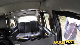 Kitetovált ribancok popsiba kurelva - Fake Taxi