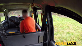 Csöcsös tinédzser szuka segget nyal - Fake Taxi