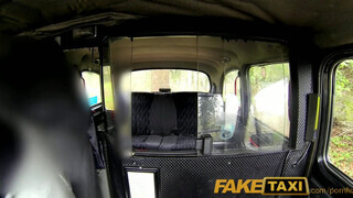 FakeTaxi - Chantelle Fox kupakol a taxissal