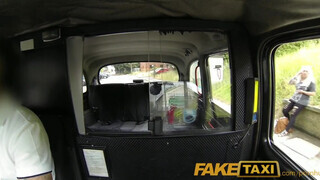 Faketaxi - szőrös pinájú milf maca dug egyet