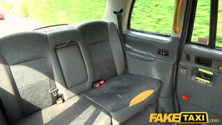 Fake Taxi - Rhiannon Ryder kukacot akar a análjába