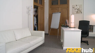 Fake Agent - Lilu Moon imád a castingon szeretkezni