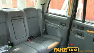FakeTaxi - tökéletes didkós fiatal pipi