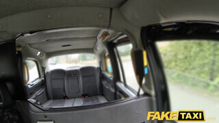 Fake Taxi - ausztrál bige a szabadban is kedveli csinálni