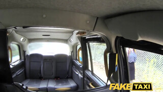 Fake Taxi - idősebb csajszi gigantikus cerkát akar