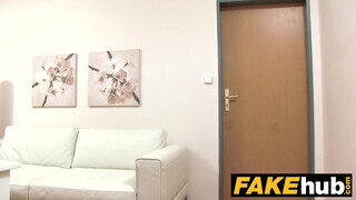 Fake Agent - elálló fülű vörös gádzsi
