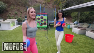 MOFOS - Daisy Stone és Scarlett Bloom édeshármasban hancuroznak