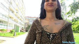 Public Agent - elhagyatott épületben a kisebbségi csajjal