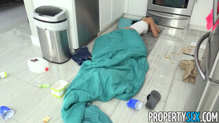 PropertySex - Alexis Tae a konyhában reszel