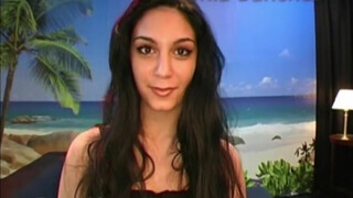 Mia Sanchez feldug egy óriási vibrátort