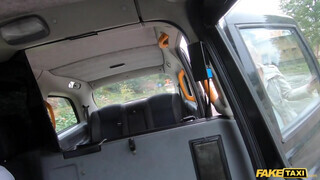Fake Taxi - Cuki pipi kefélni akar a taxiban