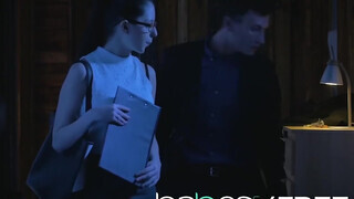 Rebecca Volpetti termetes pélót kap a hátsójába