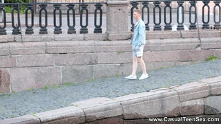 Casual Fiatal Porno - szemüveges csajszin csak a cipő marad