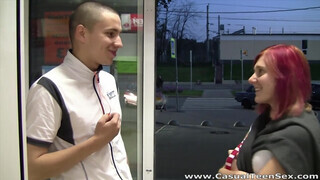 Casual Tinédzser Porno - egy gyors menet a lila hajú csajjal