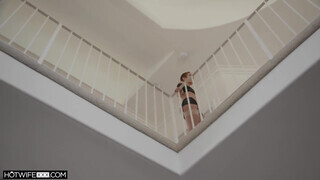HOTWIFEXXX - Rövid hajú háziasszony megkefélve