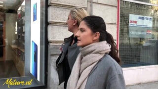 Tini gádzsi nyalja a szőrös korosodó muffot