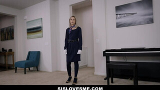 Allie Nicole a bombázó szöszi