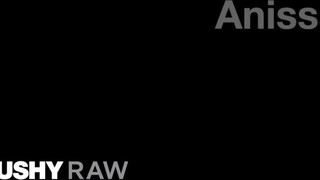 TUSHYRAW - Anissa Kate hátsójába bájdorongot tolnak