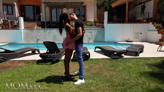 MOMxxx - Tina Fire a óriási kannás barna milf