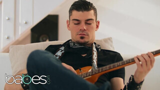 Babes - Mia Evans kúrel a gitáros manussal