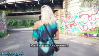 Public Agent - Brittany Bardot a parkban megkettyintve