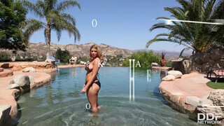 Brooklyn Chase megkettyintve a medence partján