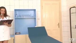 Csöcsös nővérke hátsó bejáratba reszelve