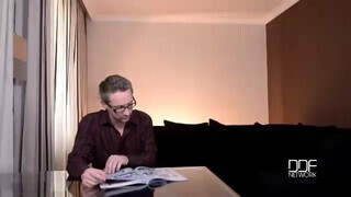 Óriás keblű tinédzser barinő