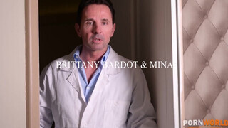 Brittany Bardot és Mina négyesben basznak