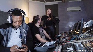 PrivateBlack - Stacy Cruz élvezi a gigantikus fügyit
