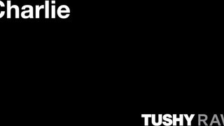TUSHYRAW - Charlie a csábító világos szőke milf