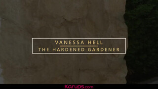 Karups - Vanessa Hell a kicsike tőgyes milf