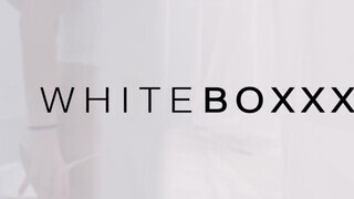 WHITEBOXXX - Zsenge csajszika játszik a puncijával