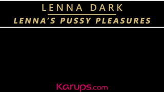 Lenna Dark egy gigászi dildóval maszturbál