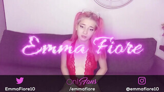 Emma Fiore óriási dildókat nyom a hátsójába