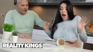 REALITY KINGS - Kira Queen a szomszéd palival kefél