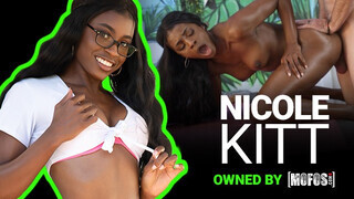 Mofos - Nicole Kitt a szexy gigászi csöcsű barna gádzsi
