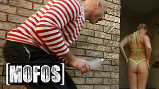 MOFOS - Harley King a fullos világos szőke fiatal csajszi