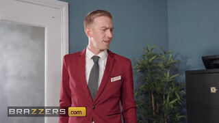 BRAZZERS - Clea Gaultier popsijába gigantikus faszok is beférnek