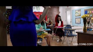 Angela White és Georgia Jones megbüntetik a repedtsarkú tinédzser diákokat