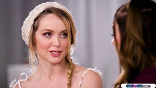 A vékony riporter bevallja, hogy megnyalni szeretné a mellbimbós szőkét