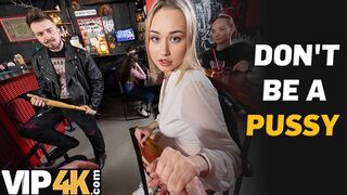 Bátor világos szőke pornósztár kúrja idegen pasit a bárban