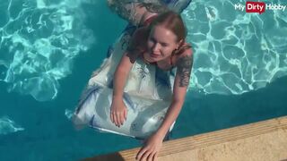Emma wolf a tüzes lány aki a medencében kupakol vadul