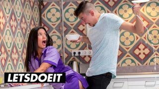 A izgató szobalány Jade Presley kitakarít és leszopja a óriási faszkat a forró szálláson