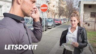 Lenyűgöző turista Silvia Dellai mélyen megdöngetve egy helyi manus által