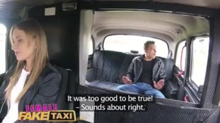 Zsenge fickó gyorsan megdugja Angel Piaff szaftos kiborotvált puncáját a hamis taxiban