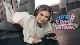 Pici tinédzser bige Aria Banks elkapja magas mostohabátyját Chris Epicet, aki a szobájában veri a kárója