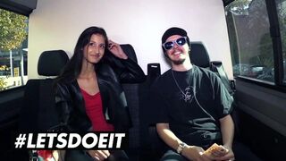 Vékony néger Coco Kiss pénzért cidázza a gigantikus barna fazt az autóban