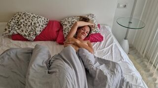 Csábos csóka megbassza a haver feleségét, miután az lelépett, és pov videót készít neki