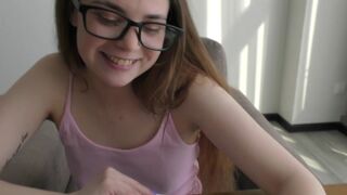 Csintalan zsenge könyvmoly tanul anatómiát egy igazi gigantikus faszon! 18 éves